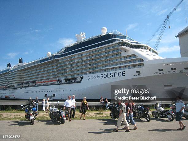 Kreuzfahrtschiff "Celebrity Solstice" der Reederei "Celebrity Cruises" - das größte in Deutschland gebaute Kreuzfahrtschiff - 330 Meter lang 8 Meter...