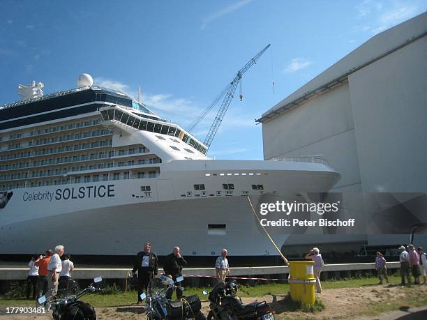 Kreuzfahrtschiff "Celebrity Solstice" der Reederei "Celebrity Cruises" - das größte in Deutschland gebaute Kreuzfahrtschiff - 330 Meter lang 8 Meter...