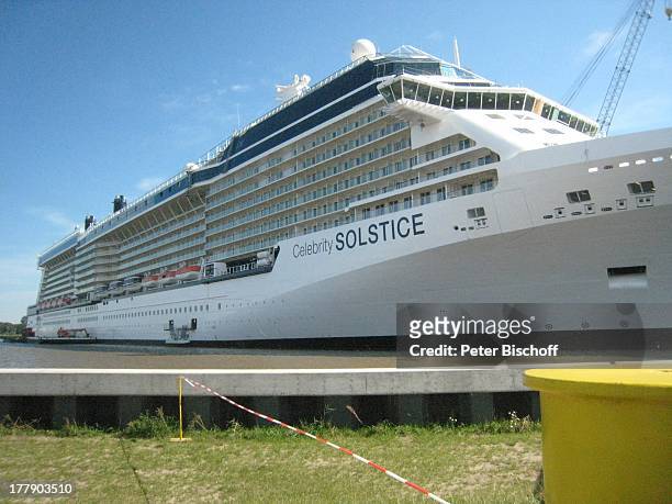 Kreuzfahrtschiff "Celebrity Solstice" der Reederei "Celebrity Cruises" - das größte in Deutschland gebaute Kreuzfahrtschiff - 330 Meter lang 8 Meter...
