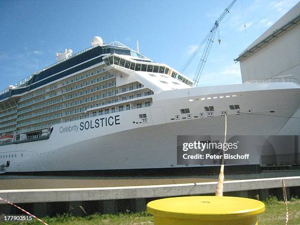 Kreuzfahrtschiff "Celebrity Solstice" der Reederei "Celebrity Cruises" - das größte in Deutschland gebaute Kreuzfahrtschiff - 330 Meter lang 8 Meter...