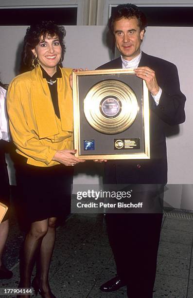 Kurt Felix , Ehefrau Paola mit Goldener Schallplatte vom "Londoner Symphony Ochestra", Aftershow-Party nach Jubiläumsshow 50. ARD-Show "Verstehen Sie...