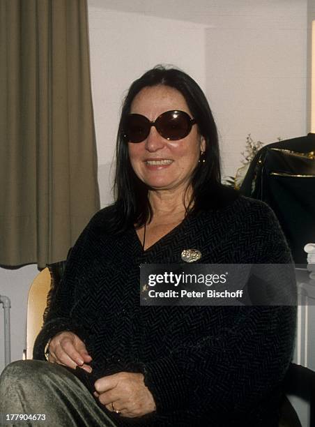 Nana Mouskouri mit Band & Chorsänger, nach 1. Konzert während Tournee, Augsburg, Bayern, Deutschland, Europa, Garderobe, Sonnenbrille, Sängerin,...