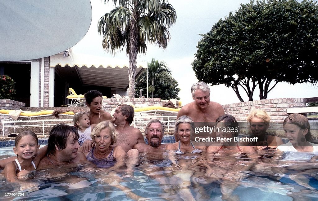 James Last (vo., mi, mit Bart), Ehefrau Waltraud Last (4.v.re.),