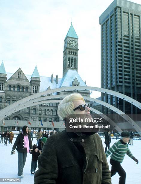 Heino, New City Hall, Toronto, Kanada, Nordamerika, Winter, Schnee, Mantel, Schlittschuh laufen, Eisfläche, getönte Brille, Sonnenbrille, Schlager-,...