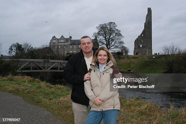 Julia Biedermann,, -, Ehemann Matthias Steffens, bei "Trim Castle", Trim, bei Dublin, Irland, Europa, Schloss, umarmen, Brücke, Fluss, Ruine,...