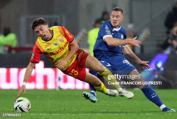 Lens' French midfielder Neil El Aynaoui fights for the ball with Marseille's French midfielder Jordan Veretout during the French L1 football match...