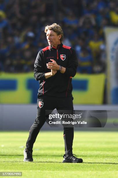 Gabriel Heinze head coach of Newell's Old Boys gestures during a match between Boca Juniors and Newell's Old Boys as part of Copa de la Liga...