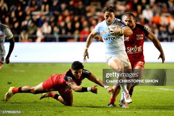 Racing92's English full-back Henry Arundell avoids a tackle by Toulon's New Zealand fly-half Noah Lolesio during the French Top14 rugby union match...