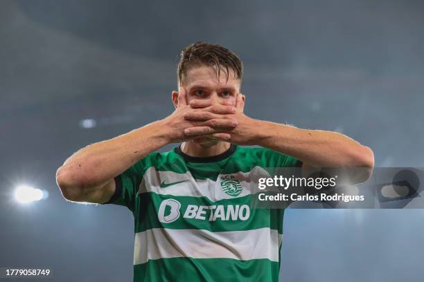 Viktor Gyokeres of Sporting CP celebrates scoring Sporting CP goal during the Liga Portugal Bwin match between SL Benfica and Sporting CP at Estadio...
