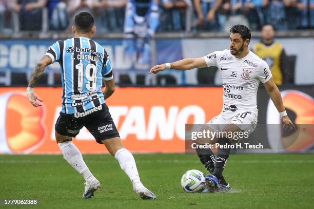 Giuliano of Corinthians makes a pass during the match between Gremio and Corinthians as part of Brasileirao 2023 at Arena do Gremio Stadium on...