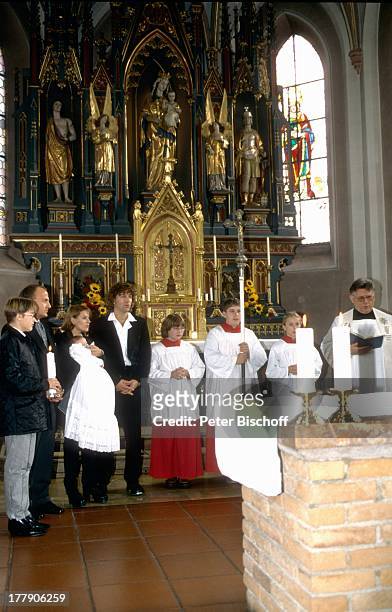 Michelle mit Tochter Celine, Ehemann Albert Oberloher , Taufe von Tochter, Kirchdorf, Deutschland, Europa, Kirche, Baby, Taufbecken, Familie,...