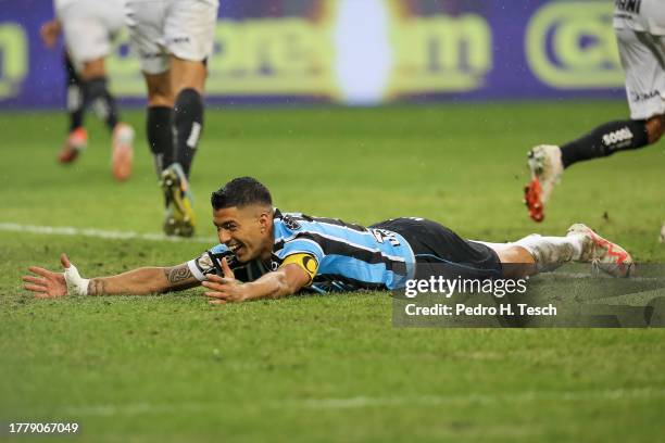 Luis Suarez of Gremio appeals for a penalti during the match between Gremio and Corinthians as part of Brasileirao 2023 at Arena do Gremio Stadium on...