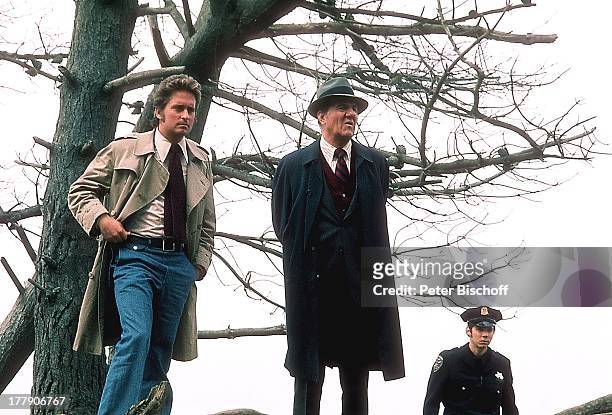 Michael Douglas , Karl Malden, US-Krimi-Serie "Die Straßen von San Francisco", San Francisco, Kalifornien, USA, Nordamerika, Baum, Mantel, Hut,...