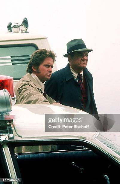 Michael Douglas , Karl Malden, US-Krimi-Serie "Die Straßen von San Francisco", San Francisco, Kalifornien, USA, Nordamerika, Polizeiauto, Hut,...