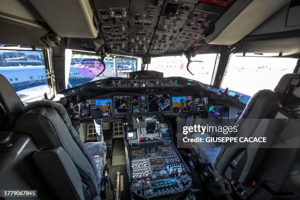 841 Cockpit 777 Stock Photos, High-Res Pictures, and Images - Getty Images