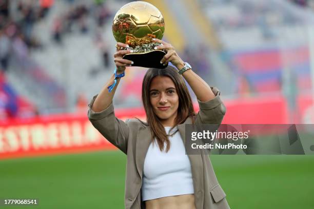 Aitana Bonmati offering the Ballon d'Or to the fans during the match between FC Barcelona and Deportivo Alaves, corresponding to the week 13 of...