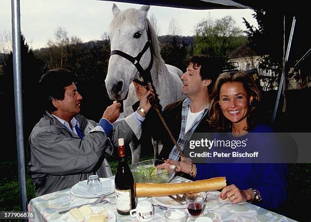 Gerard Klein, Pierre Brice , Ehefrau Hella, ARD-Serie "Sommerstürme", "Chateau de Mauvieres", Saint Forget , Frankreich, Europa, am Rande der...