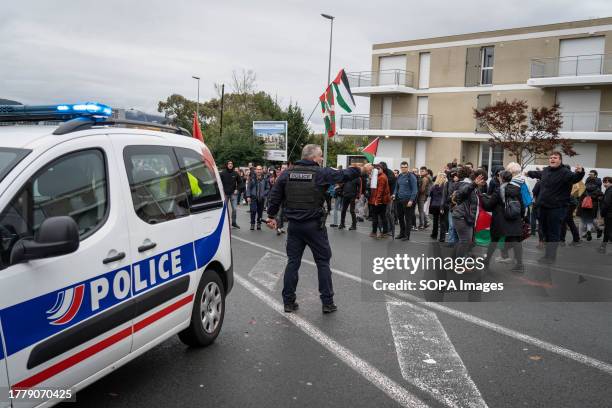 Police officer uses pepper spray on the demonstrators to disperse them during a demonstration. Pro-Palestine demonstrators gathered at Construcciones...