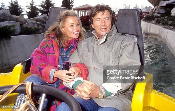 Pierre Brice, Ehefrau Hella, "Asterix"-Vergnügungspark, Plailly, bei Paris, Frankreich, Europa, Wildwasserbahn, Freizeitpark, Schauspieler,...