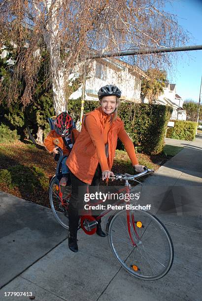 Julia Biedermann , Sohn Matthias Arnold Nicolaus Kieran Steffens , Sunnyvale , Kalifornien, Nord-Amerika, Nordamerika, USA, Kind, Fahrradhelm, Helm,...