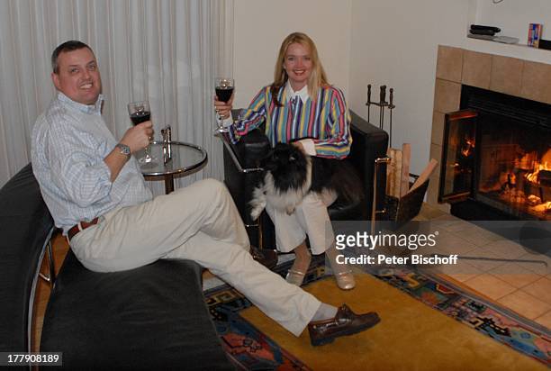 Julia Biedermann, Ehemann Matthias Steffens , Hund "Jet" , Homestory, Sunnyvale , Kalifornien, Nord-Amerika, Nordamerika, USA, Wohnzimmer, Kamin,...