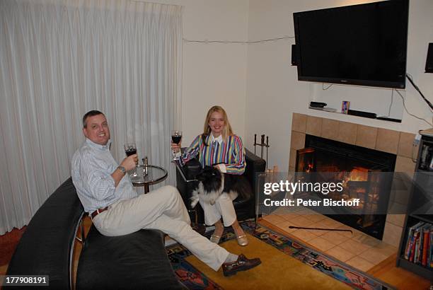 Julia Biedermann, Ehemann Matthias Steffens , Hund "Jet" , Homestory, Sunnyvale , Kalifornien, Nord-Amerika, Nordamerika, USA, Wohnzimmer, Kamin,...