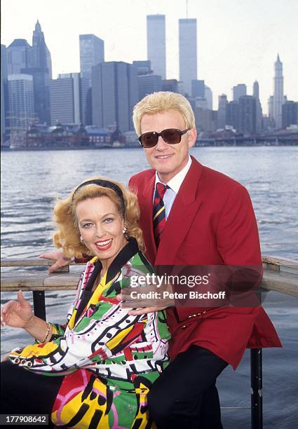 Heino, Hannelore Kramm,Terrasse des "River Cafs", Manhatten, New York, Amerika, Skyline, getönte Brille, Sonnenbrille, Schlager, Volksmusik-Sänger,...