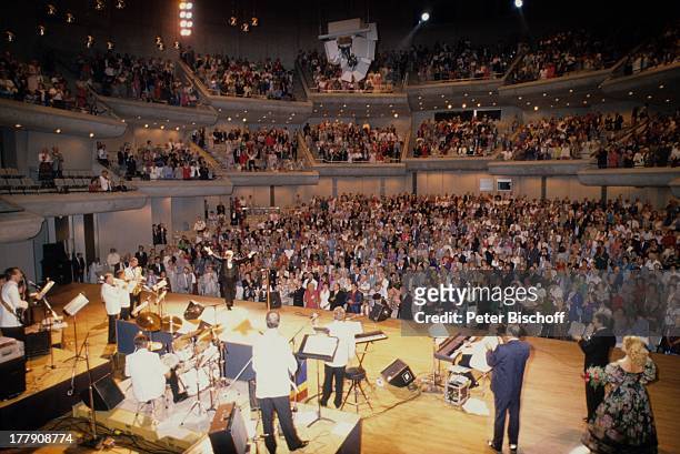 Heino, Band, Fans, Toronto, Kanada, Nordamerika, Auftritt in der "Roy Thomson- Hall", Publikum, Bühne, Schlagzeug, Mikrofon, getönte Brille,...