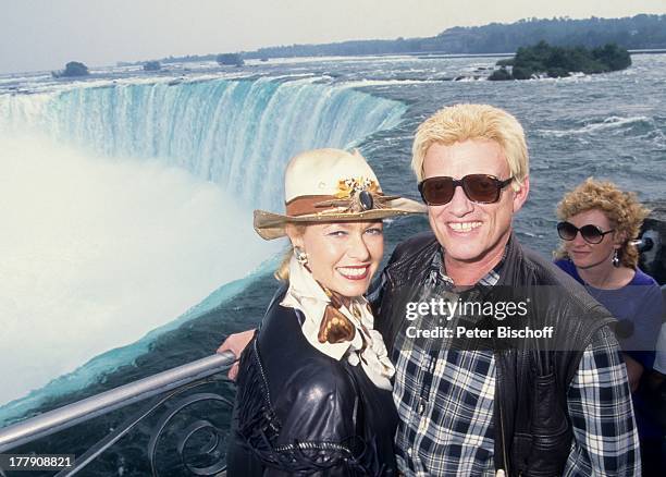 Heino, Ehefrau Hannelore Kramm, Niagara-Wasserfälle , Kanada, Nordamerika, Wasserfall, Wasser, Hut, getönte Brille, Sonnenbrille, Schlager,...