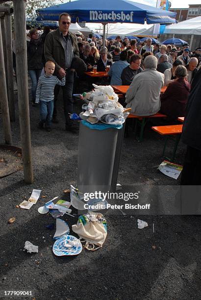 Besucher am Bier-Stand, "Schau der 16 Bundesländer zum 20.Tag der Deutschen Einheit", Länder-Boulevard, Party-Meile in der berseestadt, Europahafen,...