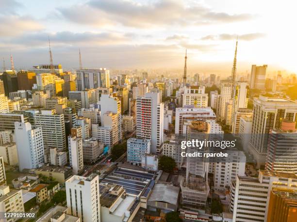 buildings in são paulo in the late afternoon - apartamentos stockfoto's en -beelden