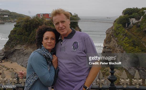 Barbara Wussow, Ehemann Albert Fortell, im Hintergrund: Bed & Breakfast-Hotel "The Island", am Rande der Dreharbeiten zum 101. Rosamunde-Pilcher-Film...