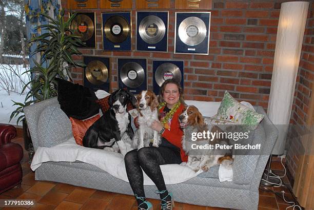 Anita Hegerland mit den Hunden der Familie: "Maximus" + den Welsh-Springer-Spaniel-Hündinnen "Bianca" + "Mimie" , Homestory, Insel Nesoya , Norwegen,...