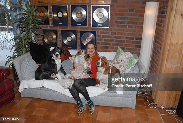 Anita Hegerland mit den Hunden der Familie: "Maximus" + den Welsh-Springer-Spaniel-Hündinnen "Bianca" + "Mimie" , Homestory, Insel Nesoya , Norwegen,...