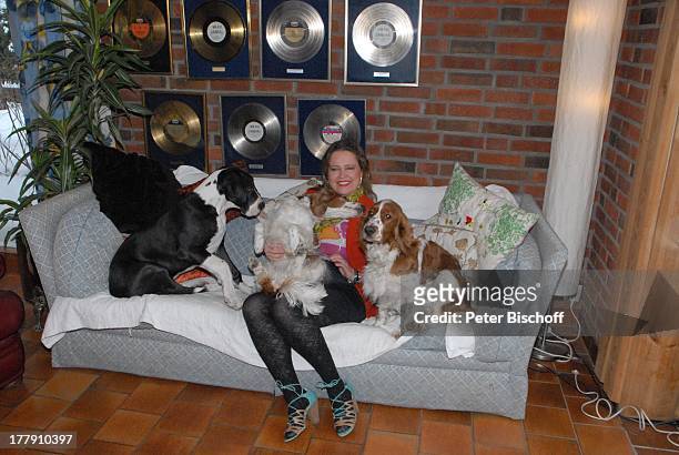 Anita Hegerland mit den Hunden der Familie: "Maximus" + den Welsh-Springer-Spaniel-Hündinnen "Bianca" + "Mimie" , Homestory, Insel Nesoya , Norwegen,...