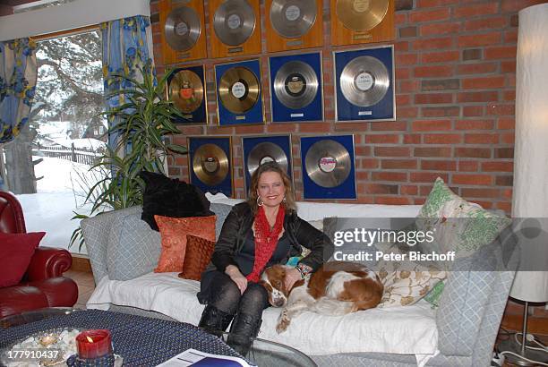 Anita Hegerland mit Welsh-Springer-Spaniel-Hündin "Mimie" , Homestory, Insel Nesoya , Norwegen, Europa, Wohnzimmer, Sofa, Goldene Schallplatten,...