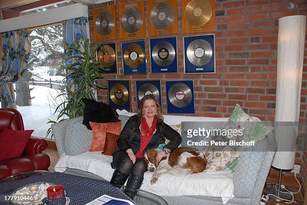 Anita Hegerland mit Welsh-Springer-Spaniel-Hündin "Mimie" , Homestory, Insel Nesoya , Norwegen, Europa, Wohnzimmer, Sofa, Goldene Schallplatten,...