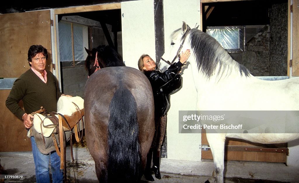 Pierre Brice, Ehefrau Hella mit Pferden ("Ramboso" - weißer Schi