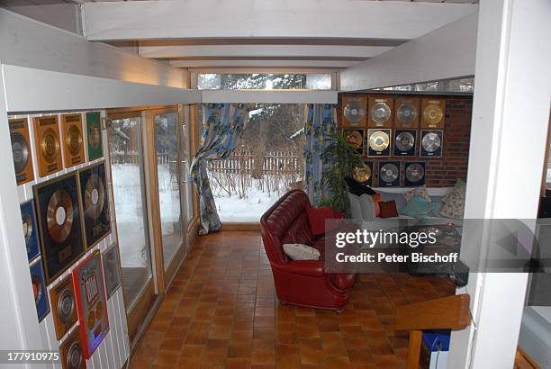 Wohnzimmer von Anita Hegerland , Homestory, Insel Nesoya , Norwegen, Europa, Sofa, Goldene Schallplatten, Winter, Schnee,