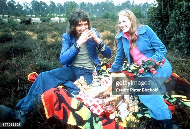 Bernd Clüver , Illustrierten-Gewinnerin , Picknick Lüneburger Heide, Niedersachsen, Deutschland, Europa, Strauß rote Rosen, Korb mit Speisen, Decke,...