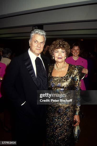 Tony Curtis, Helene du Lau dAllemans , Gala zum 70. Geburtstag von S I R P E T E R U S T I N O V, Paris, Frankreich, Europa, Autogramme,...