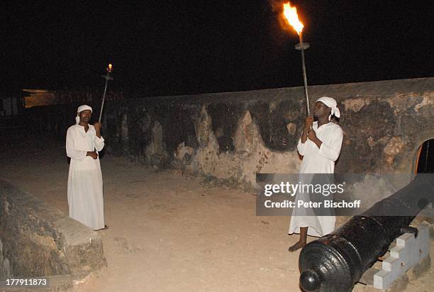 Einheimische, "Fort Jesus", Mombasa, Nordküste, Kenia, Afrika, Fackeln, Kanone, abends, Reise,