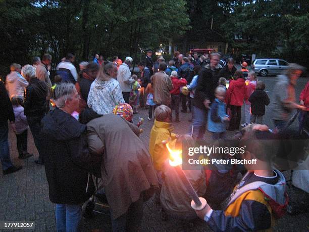 Einheimische, Laternen-Umzug, Worpswede , Teufelsmoor, Niedersachsen, Deutschland, Europa, Künstlerkolonie, Künstlerdorf, Tradition, Laterne, Licht,...