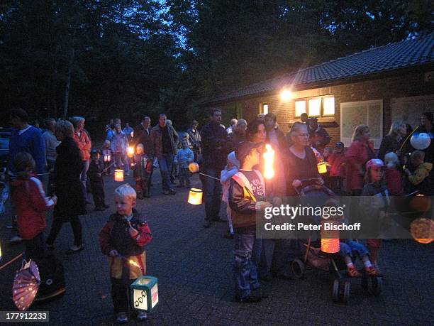 Einheimische, Laternen-Umzug, Worpswede , Teufelsmoor, Niedersachsen, Deutschland, Europa, Künstlerkolonie, Künstlerdorf, Tradition, Laterne, Licht,...