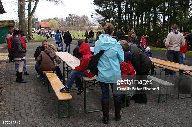 Auf Osterhase "Hanni Hase" wartende Kinder, Am Waldrand, Ostereistedt, Niedersachsen, Deutschland, Europa, Ostern, Kostüm, Wald, Bäume, Reise,