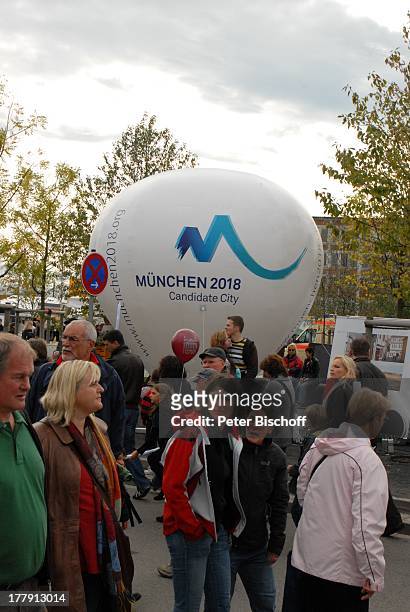 Besucher, Werbe-Ballon für München als Olympia-Stadt 2018, "Schau der 16 Bundesländer zum 20.Tag der Deutschen Einheit", Länder-Boulevard,...