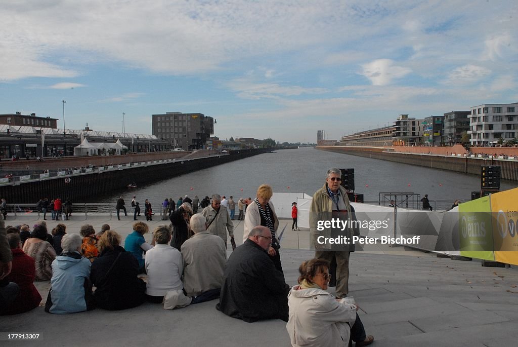 Besucher, Blick auf Europahafen und Schlachte (an der Weser), Na