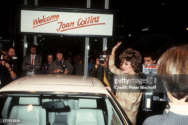 Joan Collins , Presse-Fotografen, Besuch "BMW"-Niederlassung, München, Bayern, Europa, winken, Schild, Logo, Schmuck, Schauspielerin, NB/RW, ;