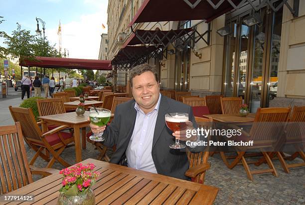 Paul Potts , Terrasse vom Hotel "Adlon", Berlin, Europa, privat, "Berliner Weiße mit Schuß", Bier, Alkohol, Zahn, Zähne, Anzug, Sieger, Sänger,...