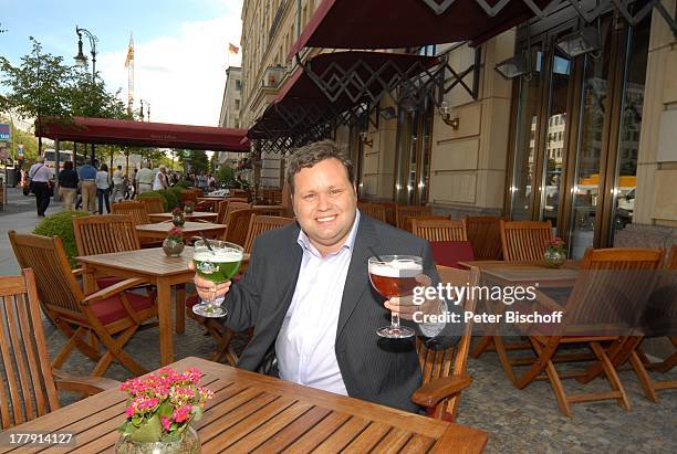 Paul Potts , Terrasse vom Hotel "Adlon", Berlin, Europa, privat, "Berliner Weiße mit Schuß", Bier, Alkohol, Zahn, Zähne, Anzug, Sieger, Sänger,...